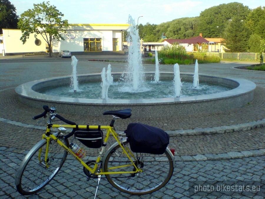 Fontanna i plac w centrum Polskiej Cerekwii