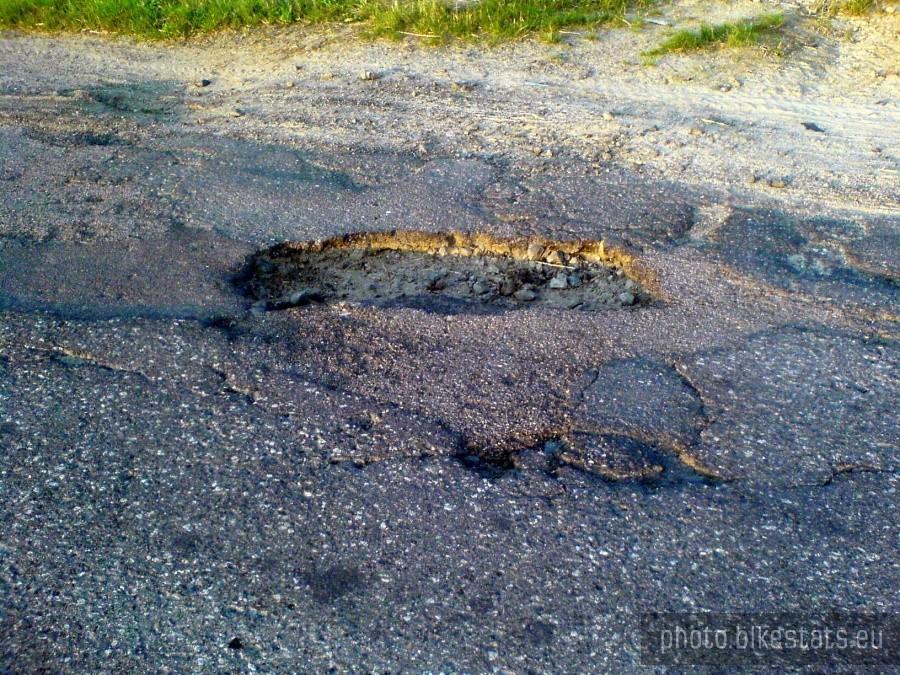 Uszkodzenia nawierzchni na odcinku 2 km - m.in. takie ;)