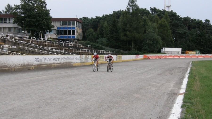 Drogbas vs JPbike wyciskają maximum na torze żużlowym :)