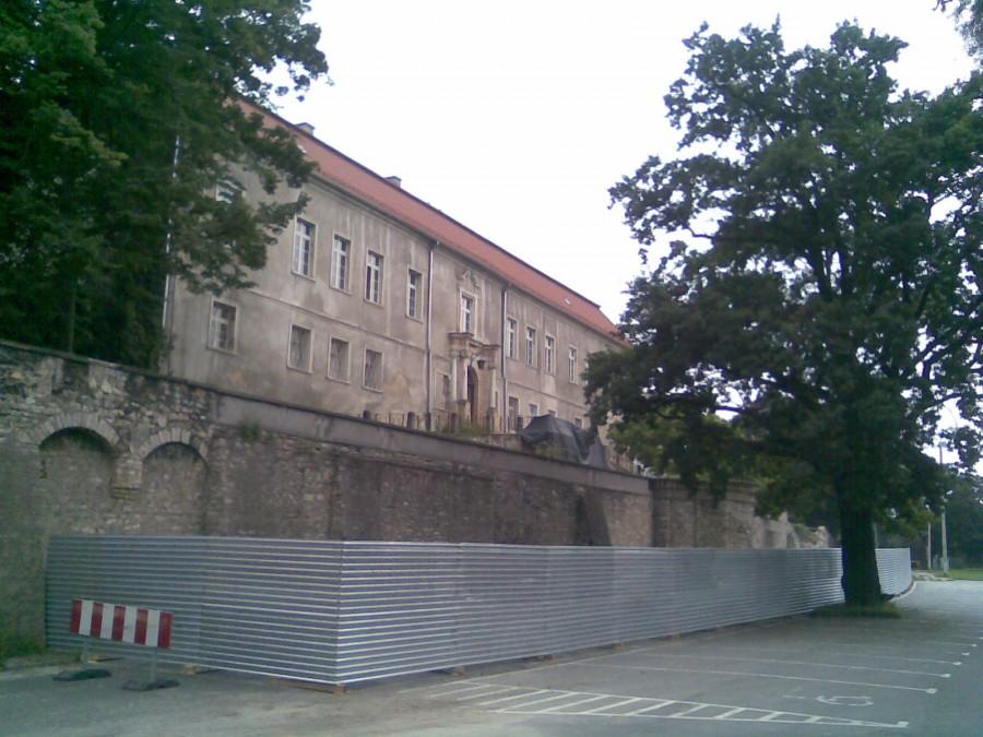 Ogrodzenie przy zabytkowym murze, przy szkole w Krapkowicach.