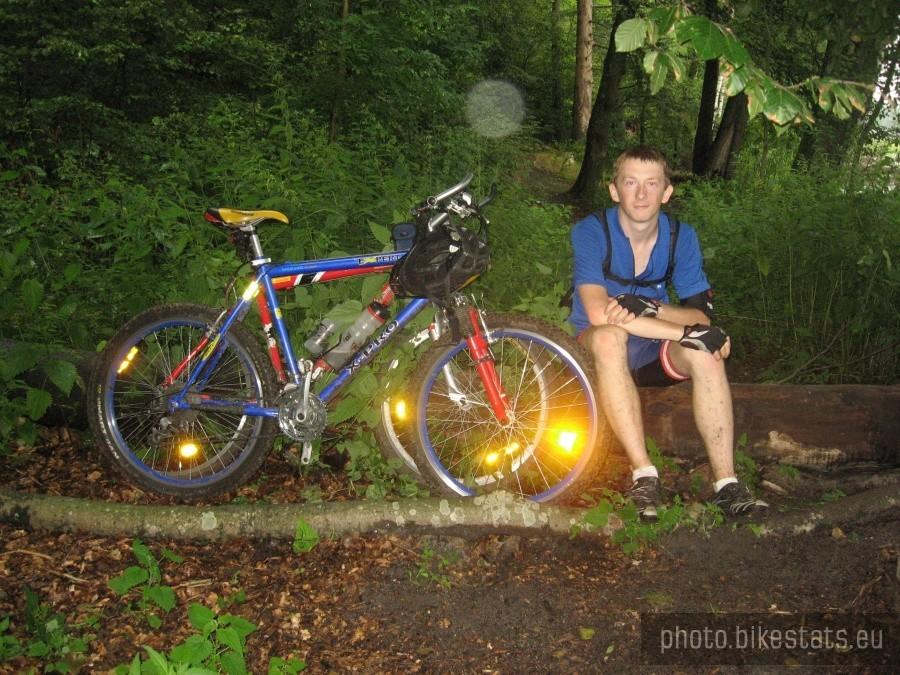 Przerwa pod drzewami podczas deszczu