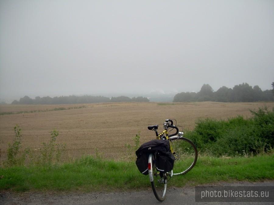 Widok z Góry Św. Anny w kierunku Zdzieszowic, których prawie nie widać w chmurach