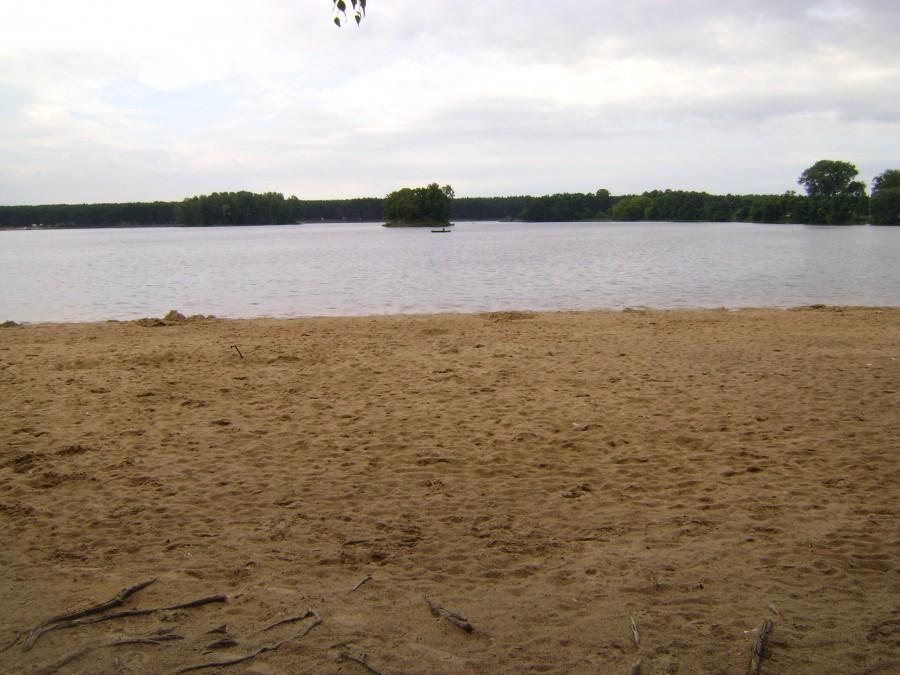 Plaża i jezioro w Sielpii