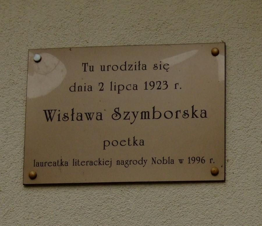 tabliczka oznajmiająca o miejscu urodzenia Wisławy Szymborskiej