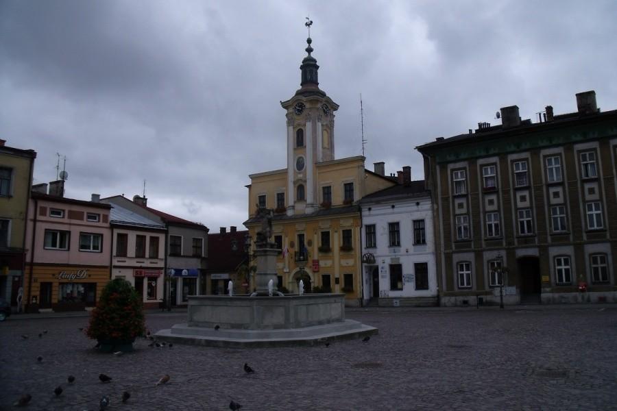 Fontanna i ratusz na rynku w Skoczowie