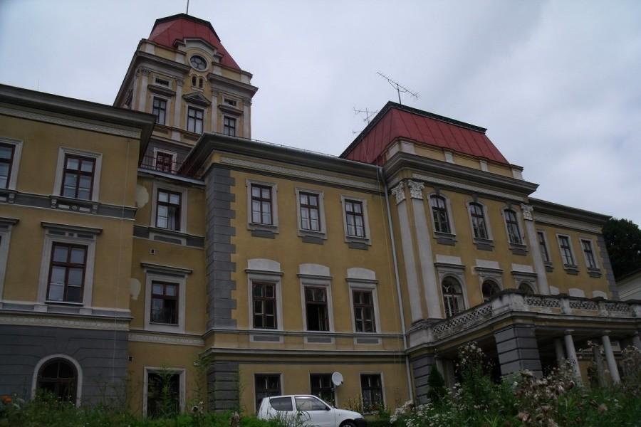 Pałac od frontu, niestety jest duży i cały nie zmieścił się w kadrze