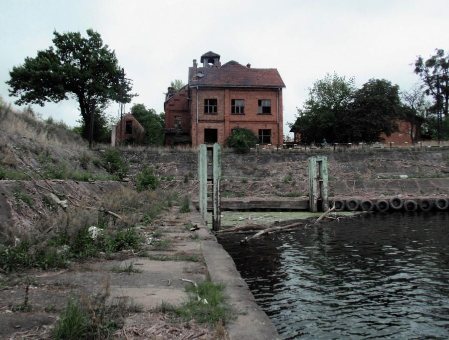 Opuszczone budynki portowe