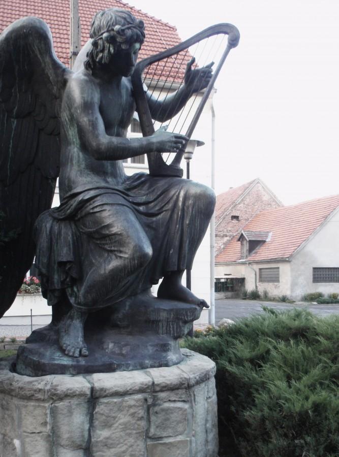 Anioł przy kościele w Kędzierzynie-Koźlu