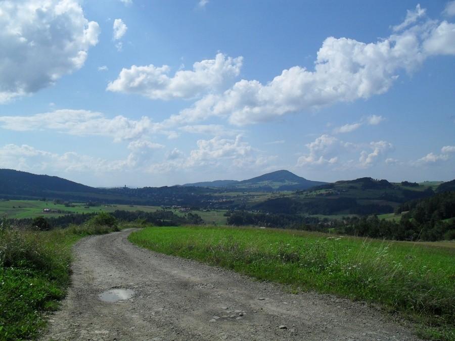 w oddali góra Rosochatka i Ptaszkowa