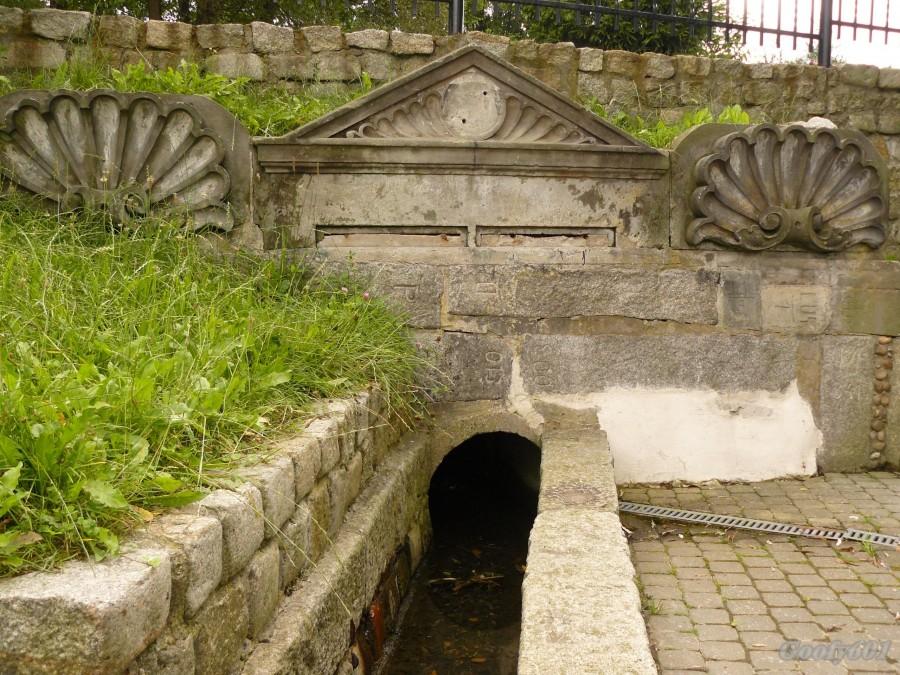 Zdobienia wokół źródła