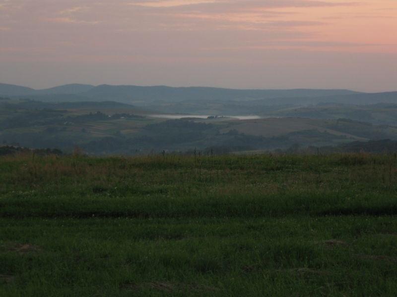 Pogórze spowite we mgle, albo w dymie.