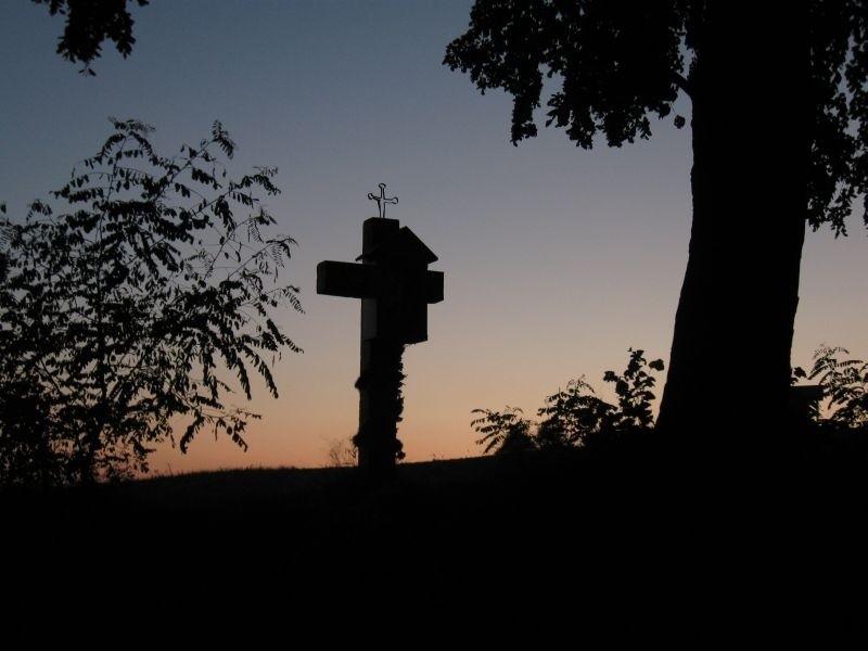 Krzyżo- kapliczka na tle zachodu.