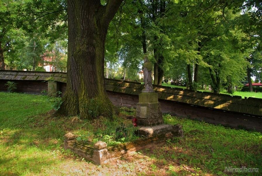 przykościelny cmentarz