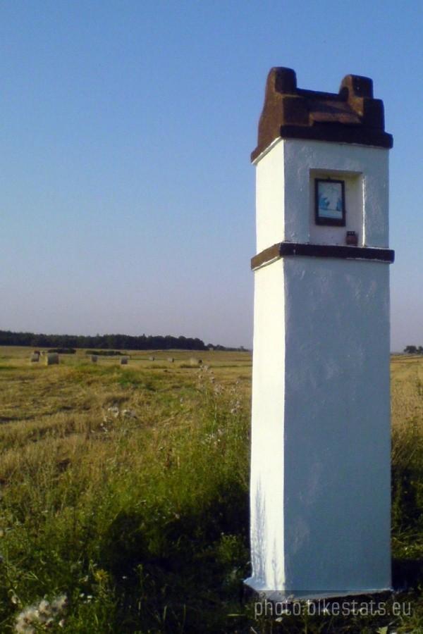Kapliczka w polu pomiędzy Walcami a Grocholubiem