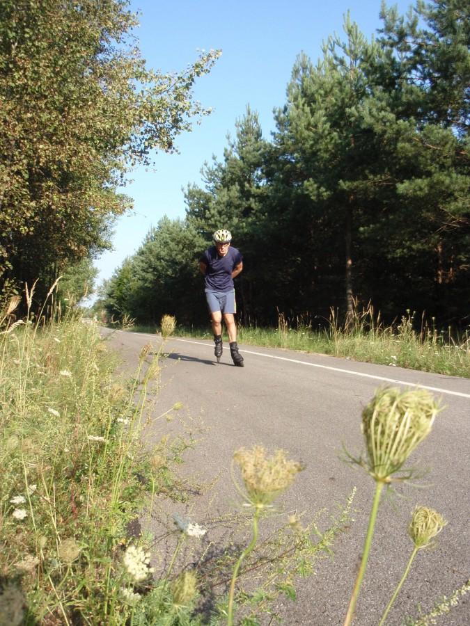 trening na ścieżce dla rowerów i rolek