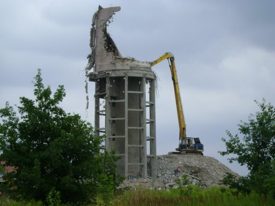 "Z życia Tomaszowa"---Rozbiórka wieży ciśnień na Placu Kopernika