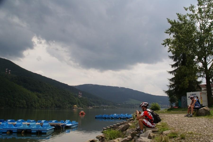 Wszyscy podziwiają uroki jeziora i góry Żar
