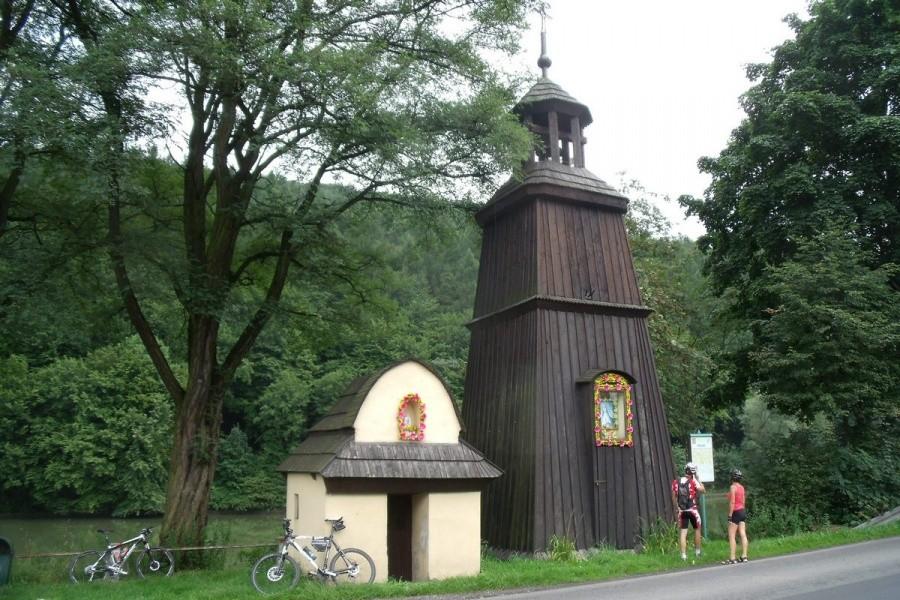 Nie zabrakło szlaku architektury drewnianej. Dzwonnica w Czernichowie