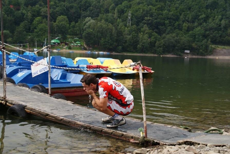 trzeba zanurzyć choćby dłoń w jeziorze