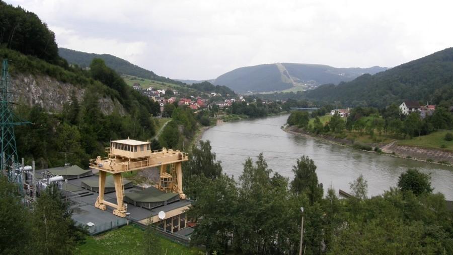 Widok z Zapory w Tresnej, w oddali góra Żar