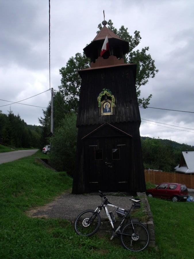 Tradycyjny odpoczynek pod dzwonnicą