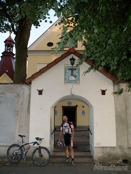 w klasztornej bramie