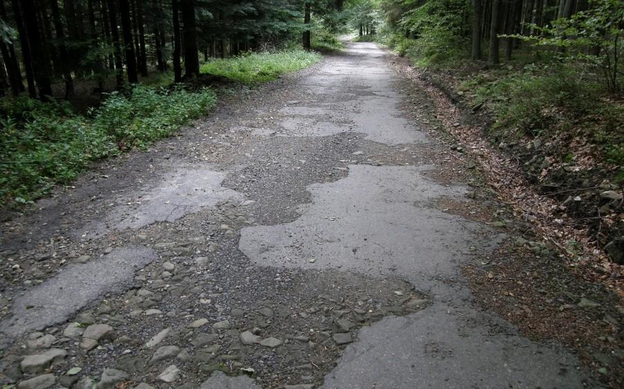 Stary, zniszczony asfalt