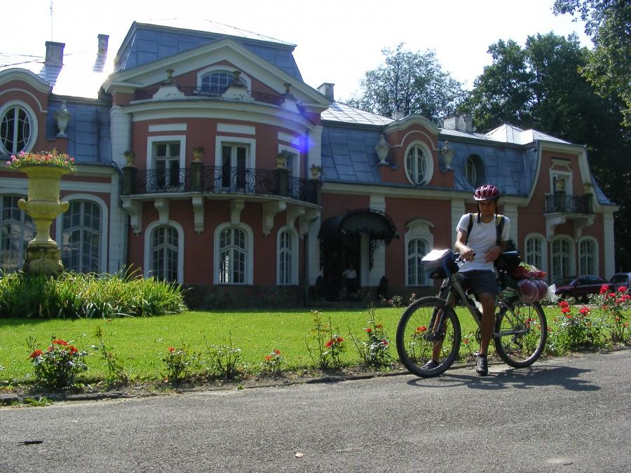 Przed pałacem w Siarach