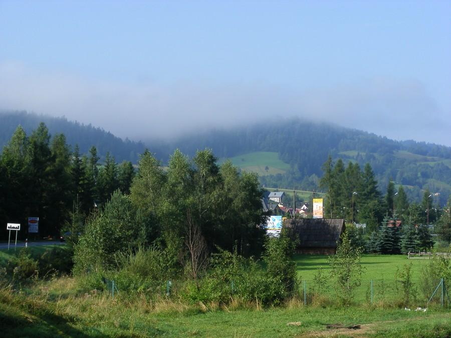 Góry spowite częściowo w chmurach