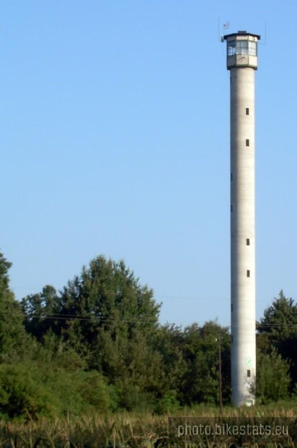 Wieża obserwacyjna w lasach za Płużnicą Wielką