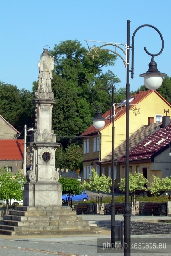 Pomnik na rynku w Toszku i ozdoby Bożonarodzeniowe na latarniach