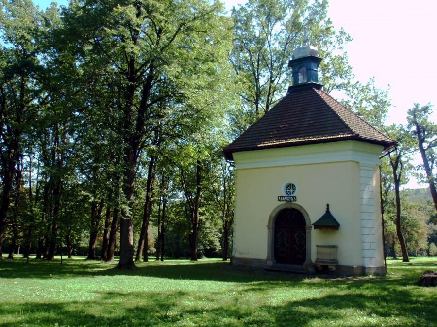 Jedna z kapliczek na kalwaryjskich ścieżkach