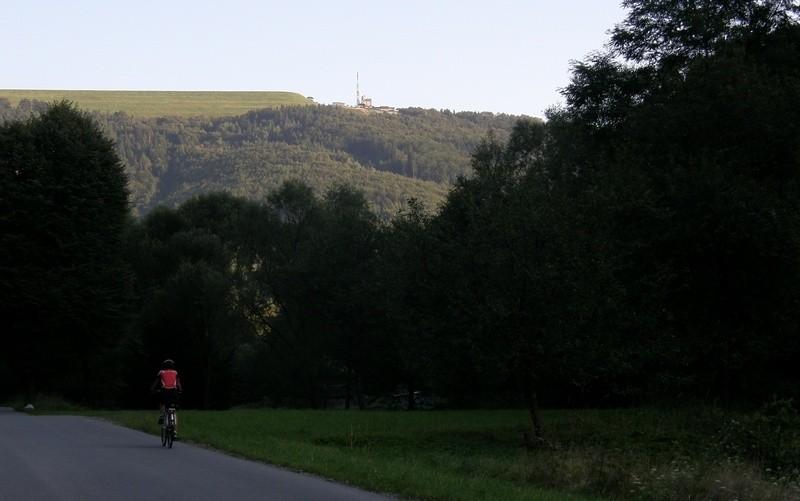 Ela w drodze do Kozubnika, w tle Żar