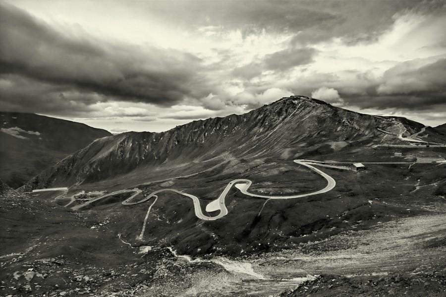 Podjazd pod Edelweisspitze (2571 m.n.p.m) drogą Grossglockner Hochalpenstrasse