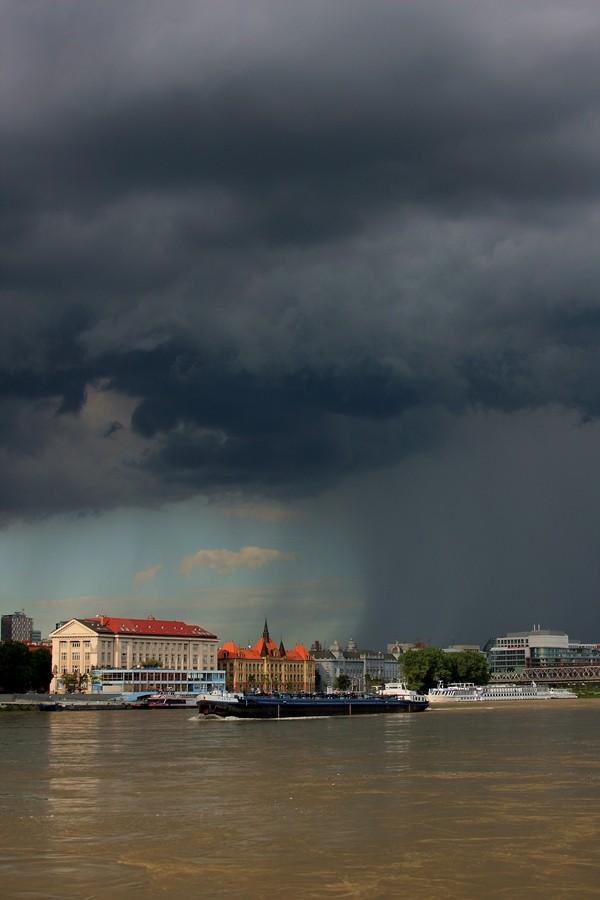 Ciemne chmury nad Bratysławą i Dunajem.