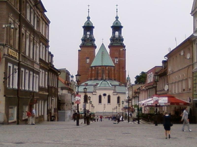 Gniezno - widok z Rynku na Katedrę