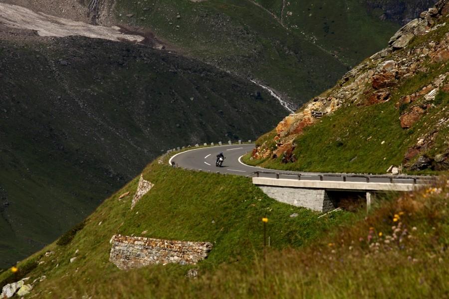 Motocyklista na Grossglockner Hochalpenstrasse.