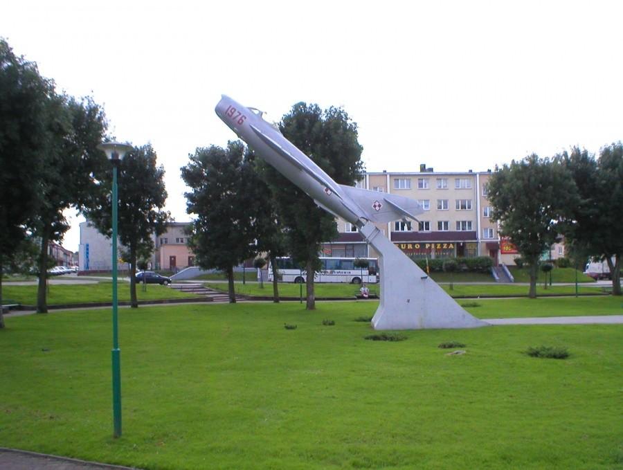 ŚWIDWIN-POMNIK DLA MIESZKAŃCÓW POSTAWIONY PRZEZ LOTNIKÓW W 1976r.
