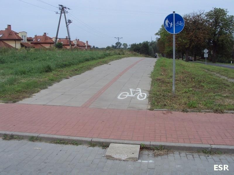 Ścieżka rowerowa na Fromborskiej - oryginalne rozwiązanie podjazdu