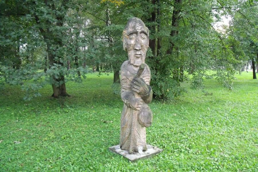 Rzeźba w kęckim parku