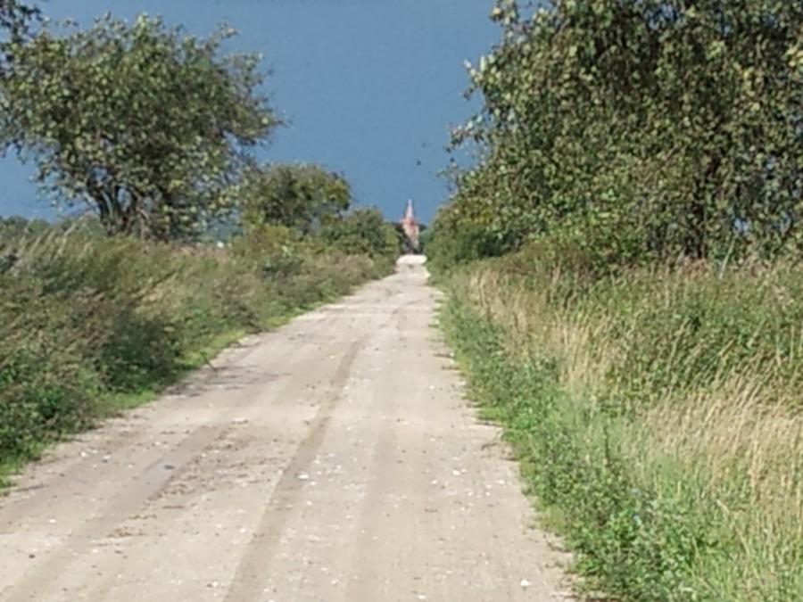 Świetny odcinek polnej trasy. Na drugim planie kościół w Psarkiem.