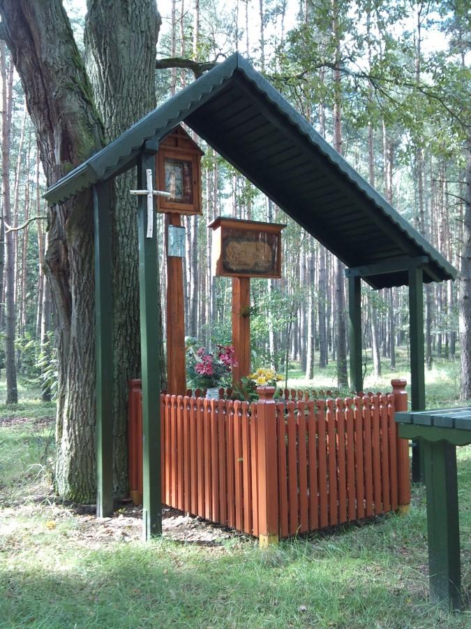 Leśna myśliwska kapliczka poświęcona św.Hubertowi.