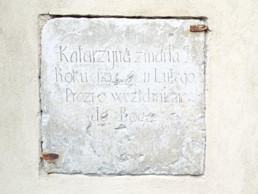 Tablica pośmiertna wmurowana w ściane kościoła.Rzeźbiarz nie używał litery "s".