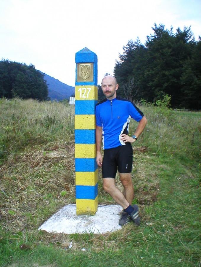 ROBERT PRZY SWOIM KOLORYSTYCZNIE SŁUPIE GRANICZNM :-)