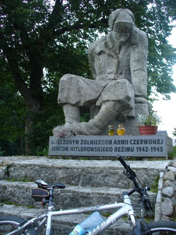 Môłé Starzëno - pomnik.