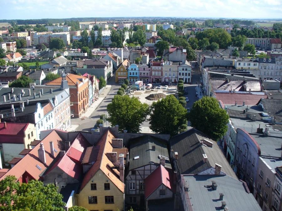 Widok na Pucki rynek z wieży miejscowej fary