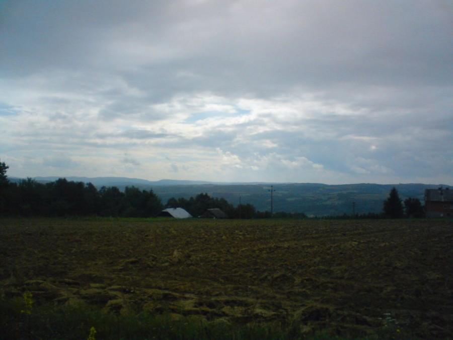 Prządki w oddali