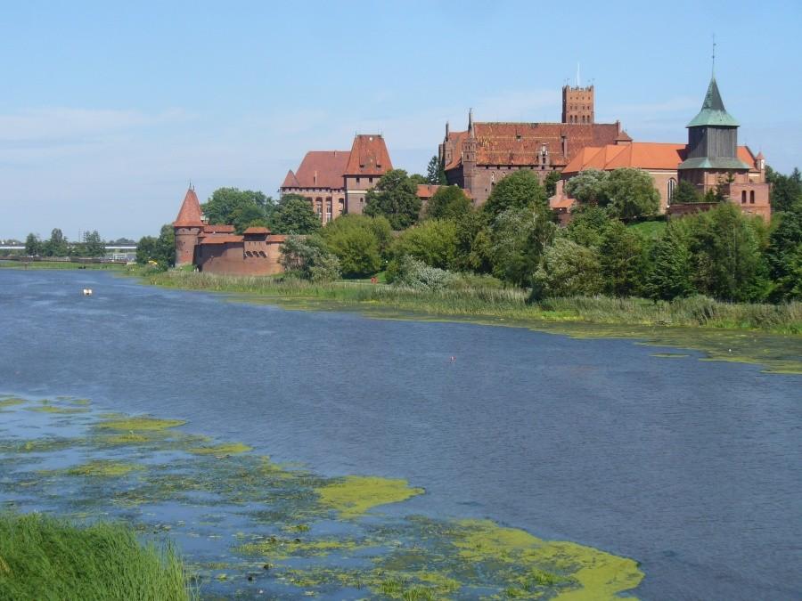 Malbork, zamek z perspektywy mostu