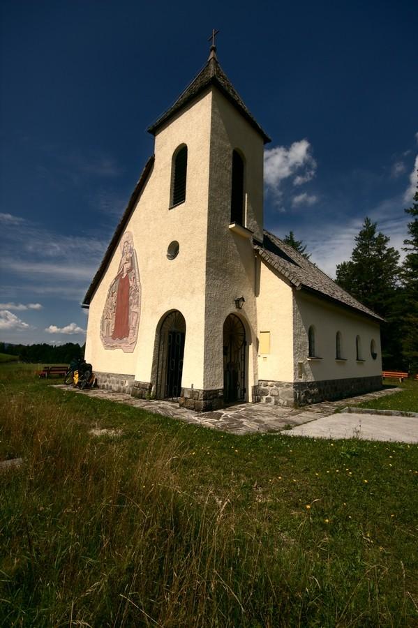 Przydrożny alpejski kościółek, Austria.