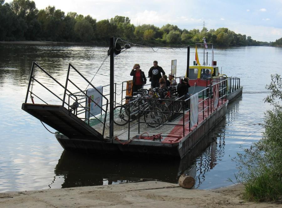 Prom "Turkawka" przybija do nadbrzeża w Tarchominie
